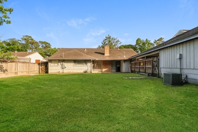 Building Photo - 222 Magic Oaks Dr