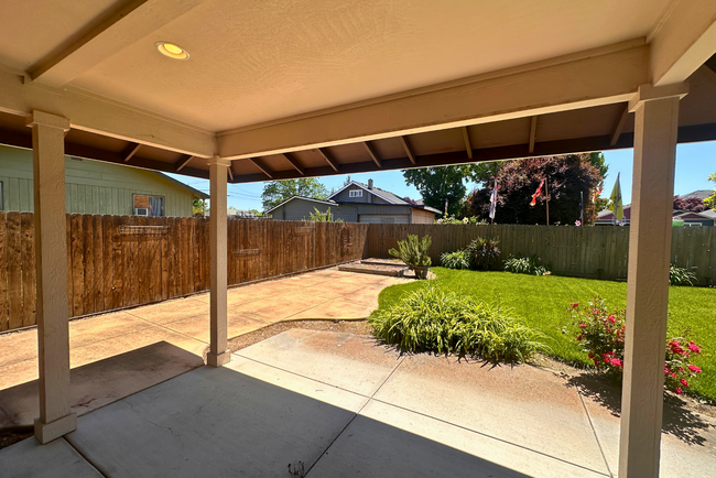 Building Photo - STUNNING 3 Bed/2.5 Bath House in Medford