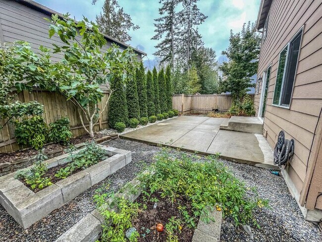 Building Photo - 3 Bed 2.5 Bath 2 Car Garage 1493sf Low maintenance yards. Prime Location.