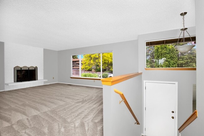 Building Photo - 4 Bedroom 3 Bath Split Level Kirkland