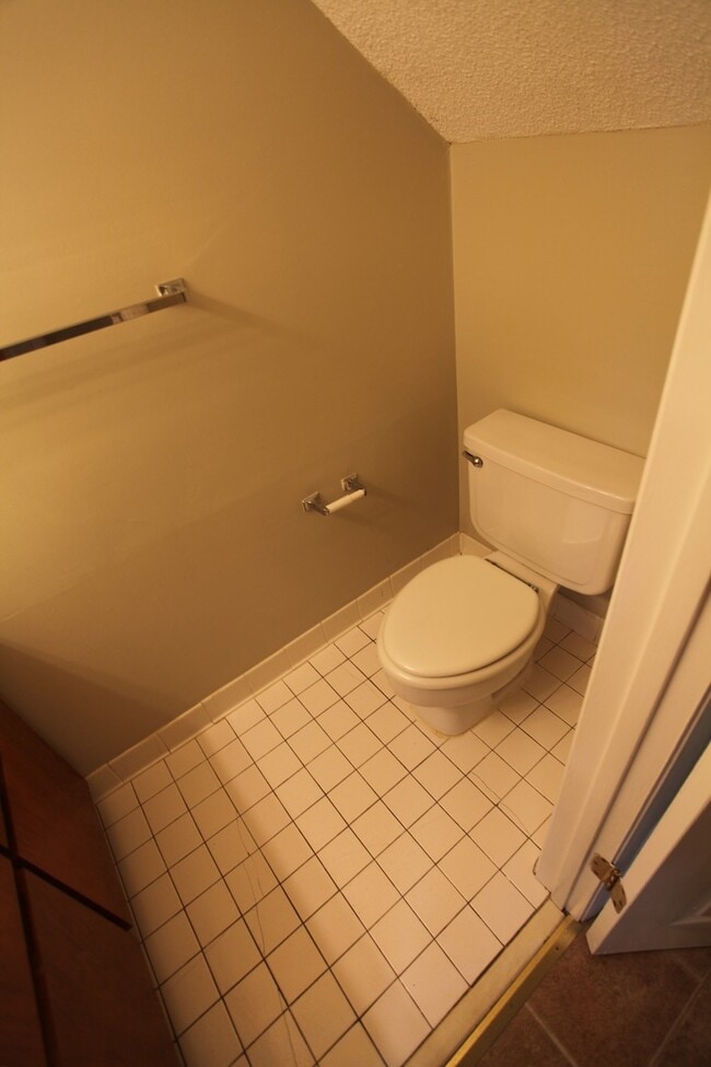 Building Photo - 2 Bed, 2 Bath Apartment – Close to Shoppin...