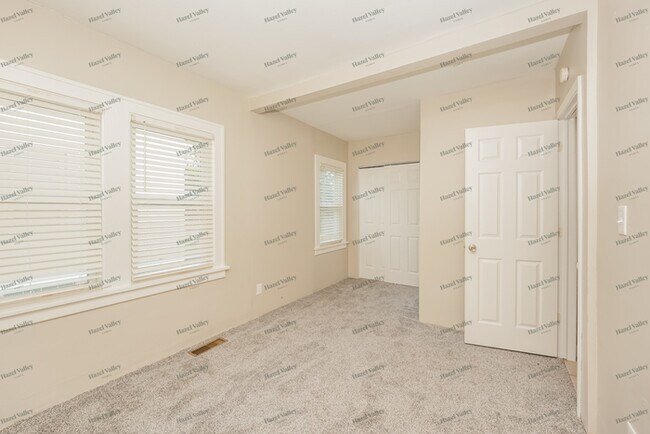 Building Photo - 5702 Pelham Dr