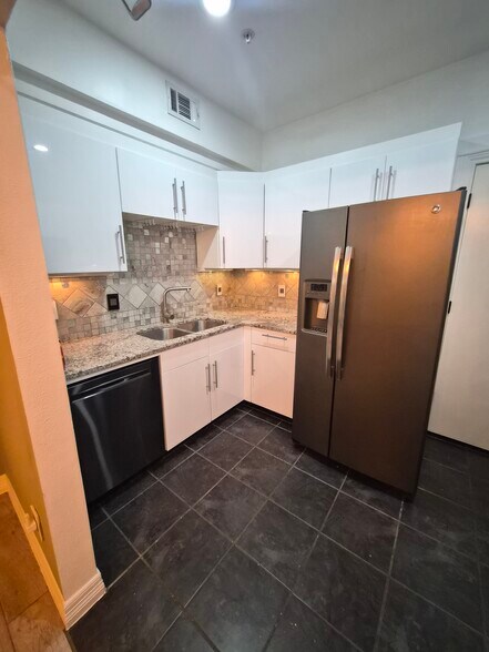 Kitchen - 4040 Avondale Ave