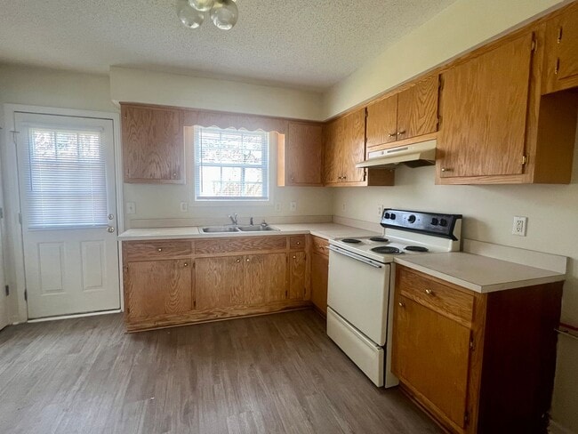 Building Photo - Two bedroom, 1.5 townhouse in Graham (Park Place Apts)