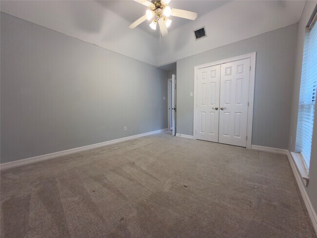 Building Photo - 1800 Carriage Run W