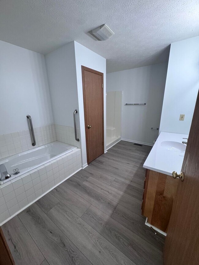 Building Photo - 5 Bd 2.5 Ba