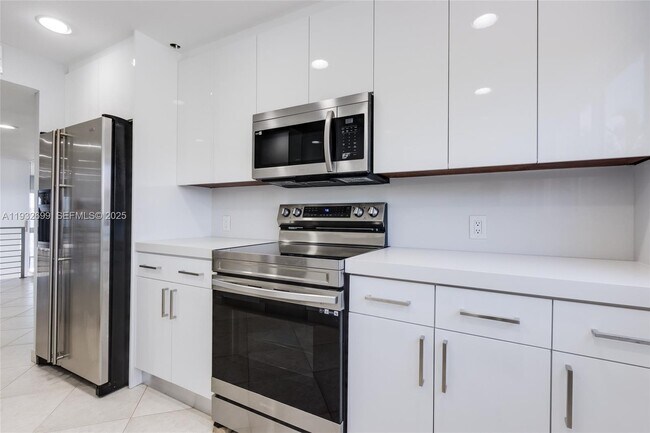 Building Photo - 3925 NE 171 St