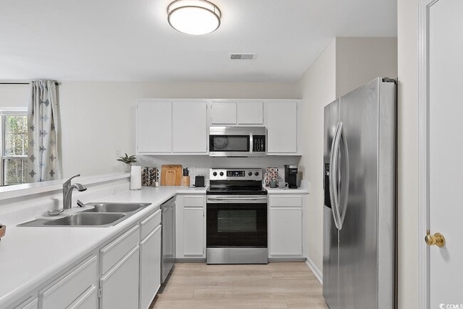 Building Photo - 1204 River Oaks Dr