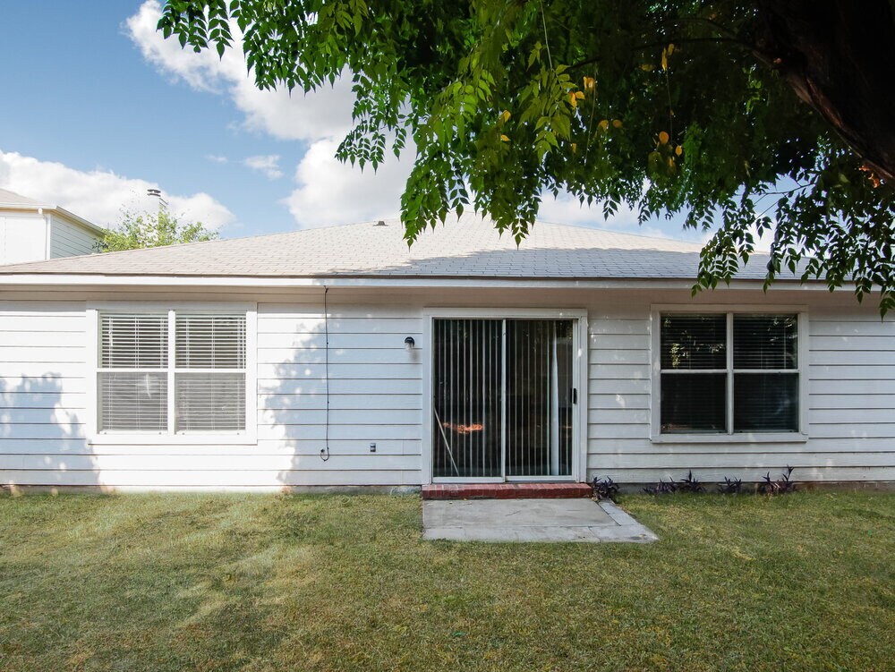 Building Photo - 8540 Charleston Ave