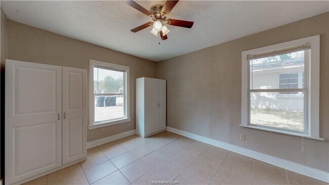 Building Photo - HUGE 4/4 in Eastgate!!