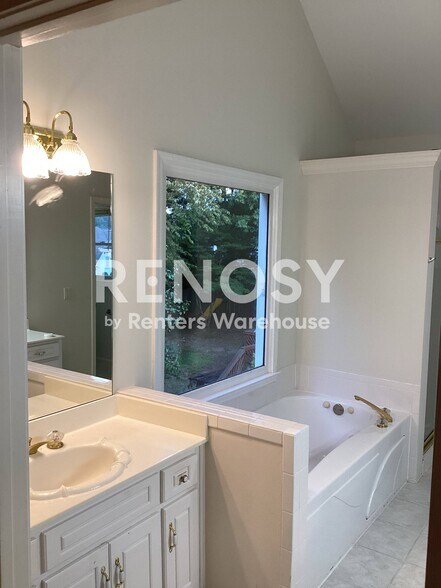 Building Photo - 755 Milton Oaks Dr