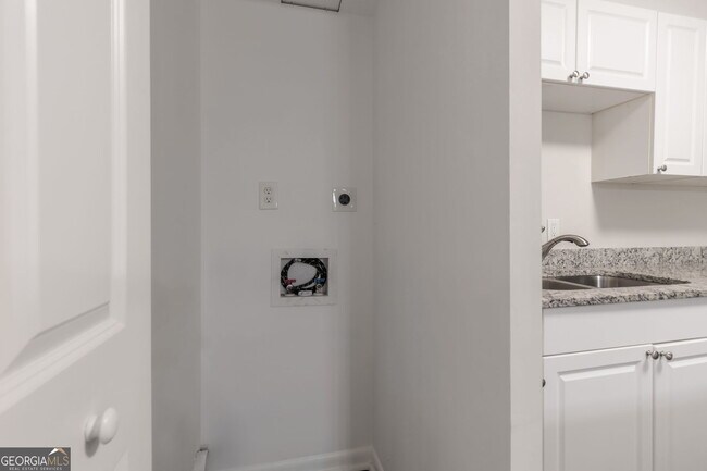 Building Photo - 2364 Peachwood Cir NE