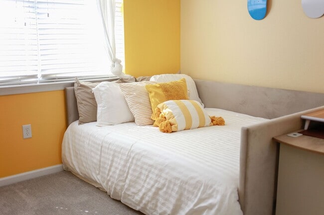 Building Photo - Riverside  Condo-RARE-Ready Jan 26