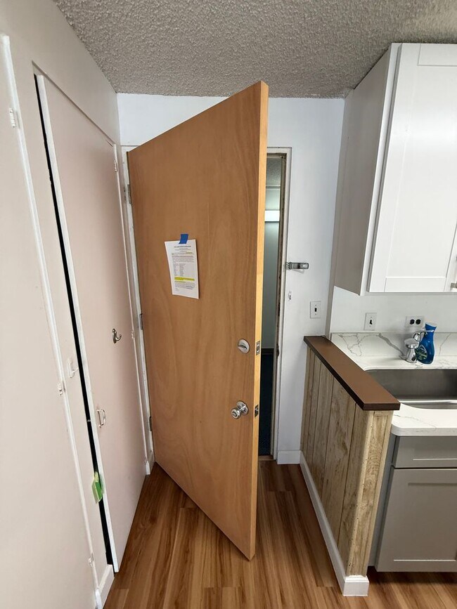 Building Photo - 1 Bedroom / 1 Bathroom / 1 Parking – Recently Renovated