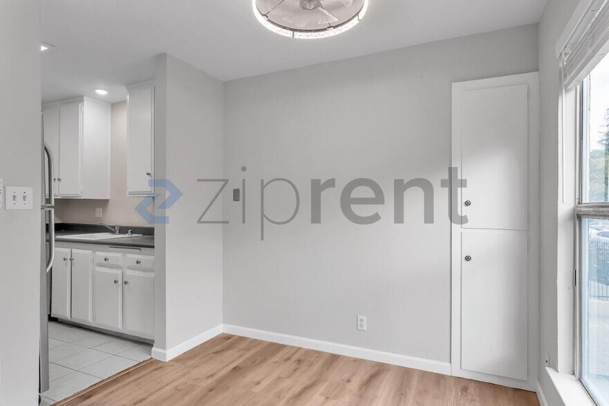 Building Photo - Unit 5