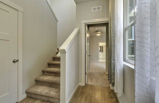 Building Photo - Discover the Charm of This Elegant North P...