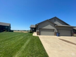 Building Photo - 2022/26 E Village Estates Dr