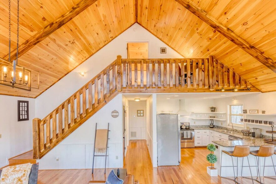 Building Photo - 742 E 2nd St