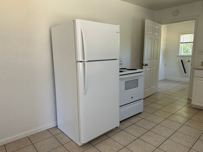 Building Photo - Well maintained home, recent upgrades, cut...