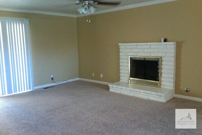 Building Photo - Must See! Lovely 3 Bedroom 2 Bath Home with Pool