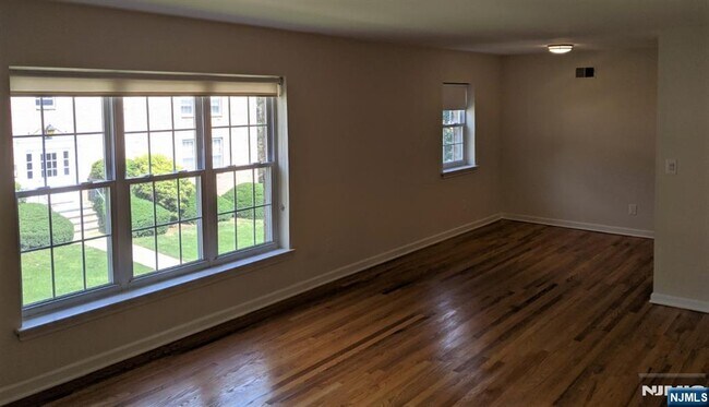 Building Photo - 522 Maple Ave
