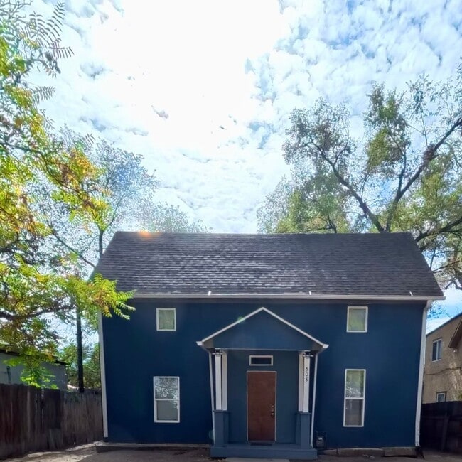 Primary Photo - Cozy 2 bedroom 1 bath washer and dryer inc...