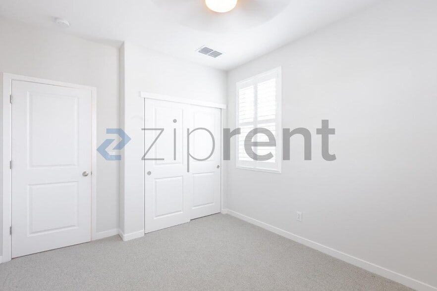 Building Photo - Unit 68101