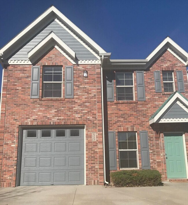 Building Photo - Gorgeous 4 bed 3.5 bath at Lake Pointe Villas!