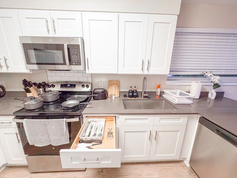 Building Photo - 1450 N Hwy 360