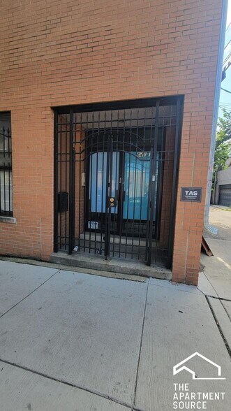 Building Photo - 646 N Damen Ave