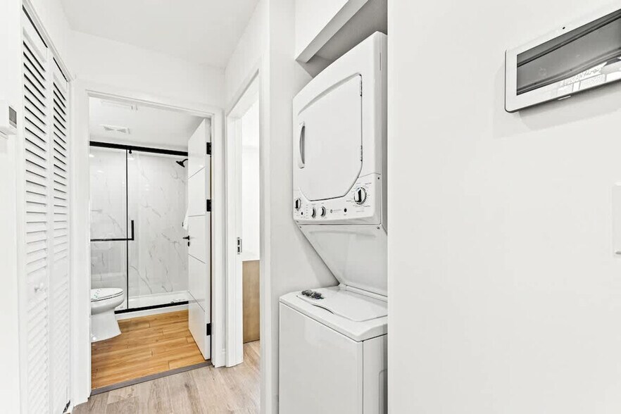 Building Photo - 8115 Thomas Dr