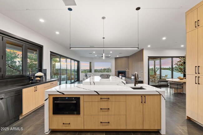 Building Photo - 3135 E Palo Verde Dr