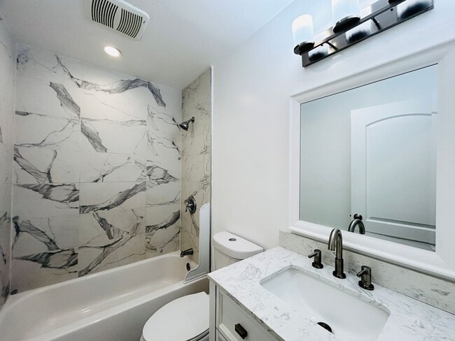 Building Photo - Spacious 6-Bedroom with Private Yard & Parking in Sylmar!