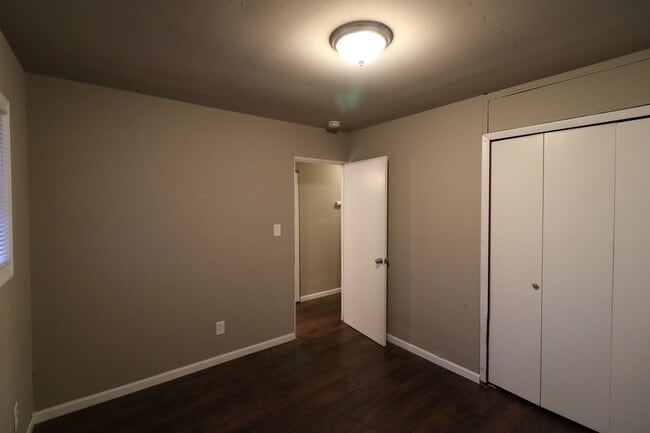 Building Photo - 3 Bedroom Close to Highway - Section 8 Welcomed