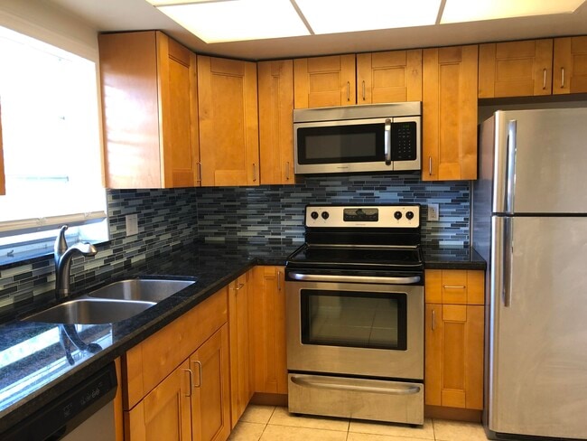 Building Photo - 5811 NE 14th Rd