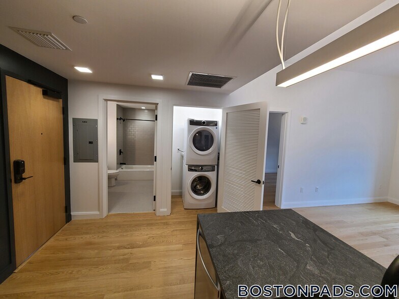 Building Photo - 83 Gardner St