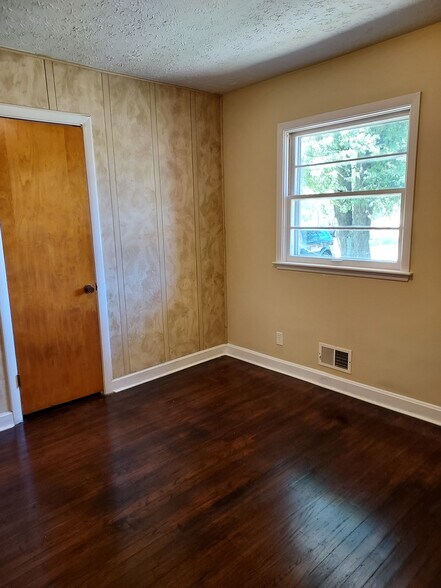 Bedroom #1 closet - 6105 Oakdale Ln