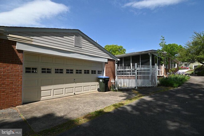 Building Photo - 10612 Anita Dr