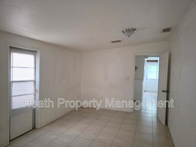 Building Photo - 504 6th Ave NW