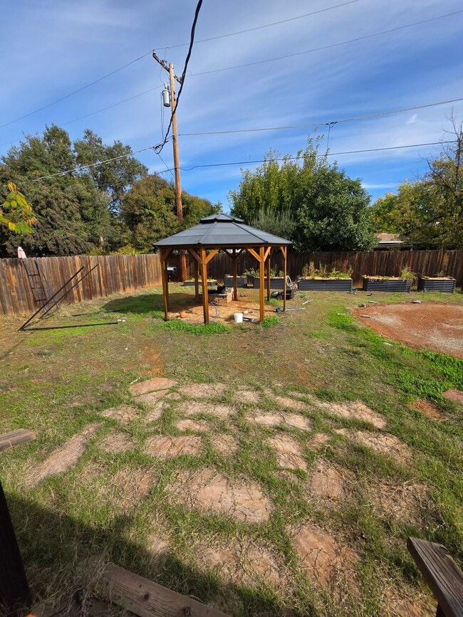 Building Photo - 3 BED/1 BATH LOCATED IN REDDING, CA