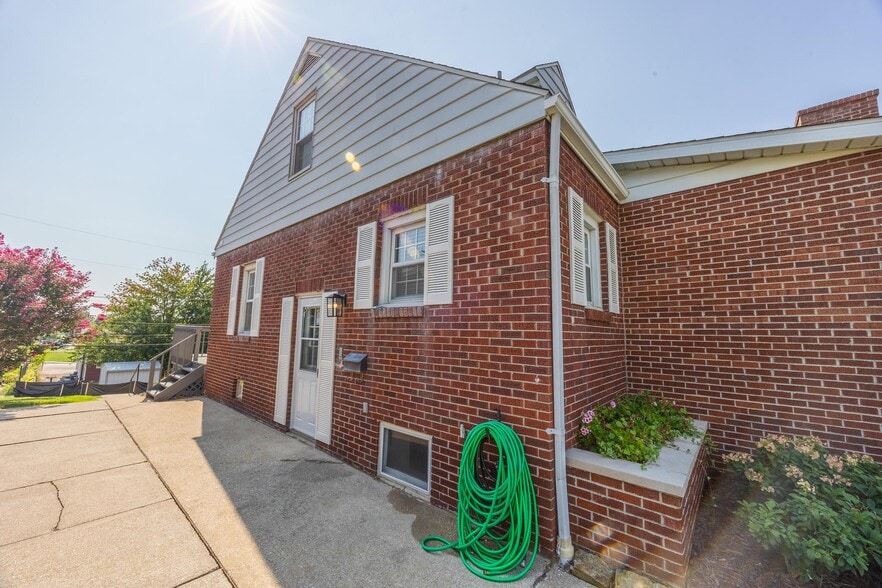 Building Photo - 970 MacArthur St