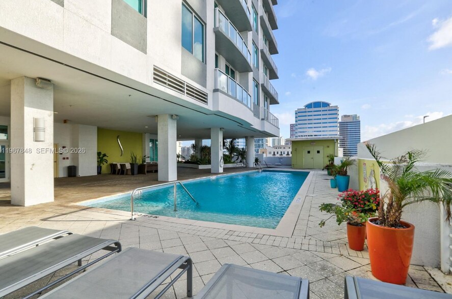 Building Photo - 315 NE 3rd Ave