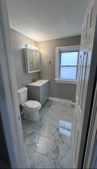 Building Photo - 1827 170th St