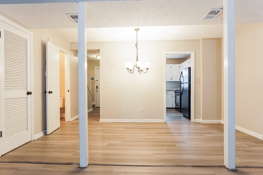 Building Photo - 904 Cedar Crest Dr