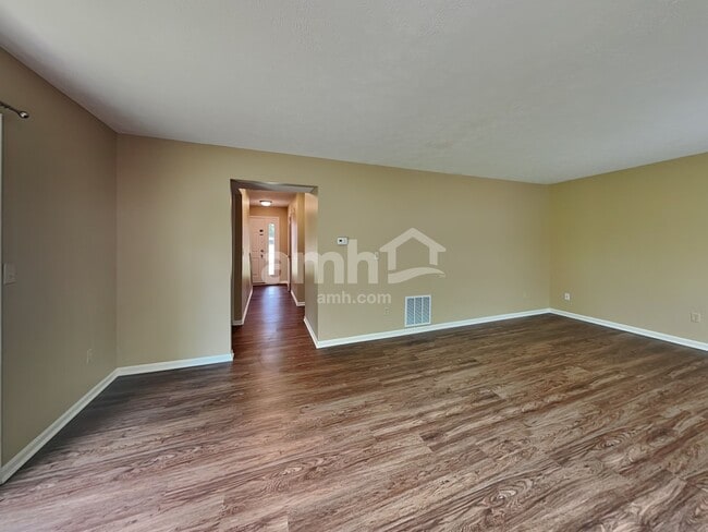 Building Photo - 10 Bobwhite Ct