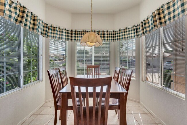 Building Photo - Beautiful 3 bedroom, 2 bath in great Mesa location!