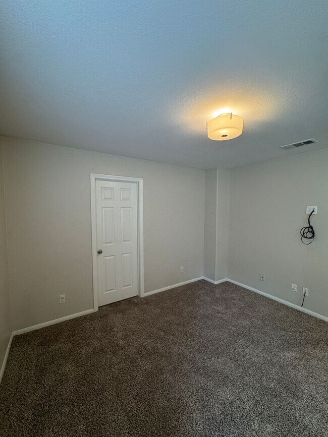 Building Photo - Spacious Lakeview Home with Loft & Community Amenities