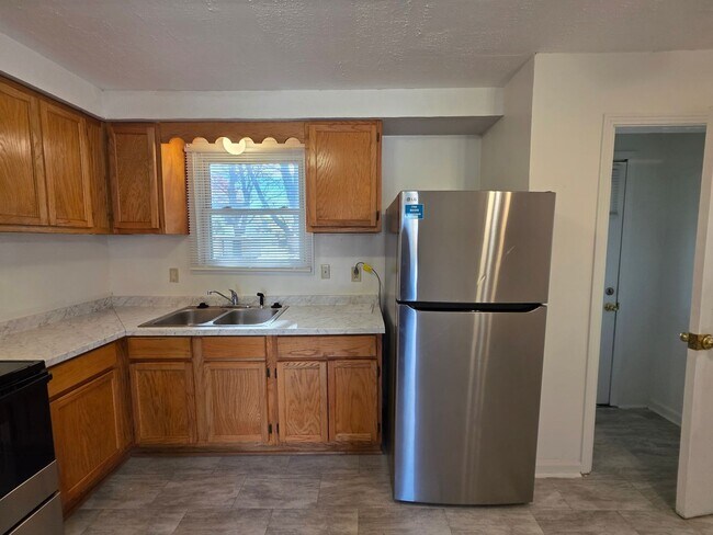 Building Photo - Charming 3-Bedroom Home with Spacious Backyard & Modern Amenities