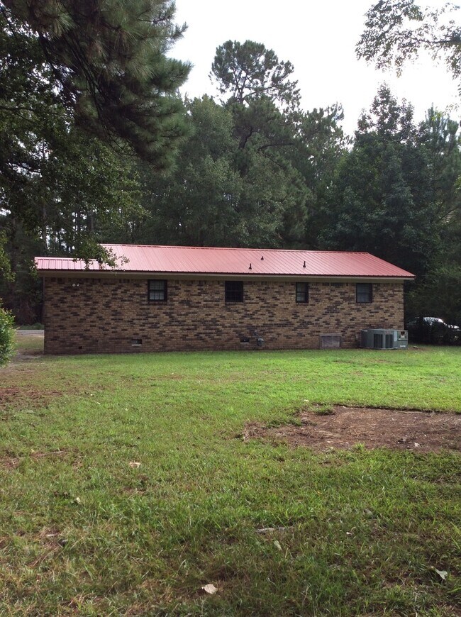 Building Photo - 3 Bedroom Brick Home