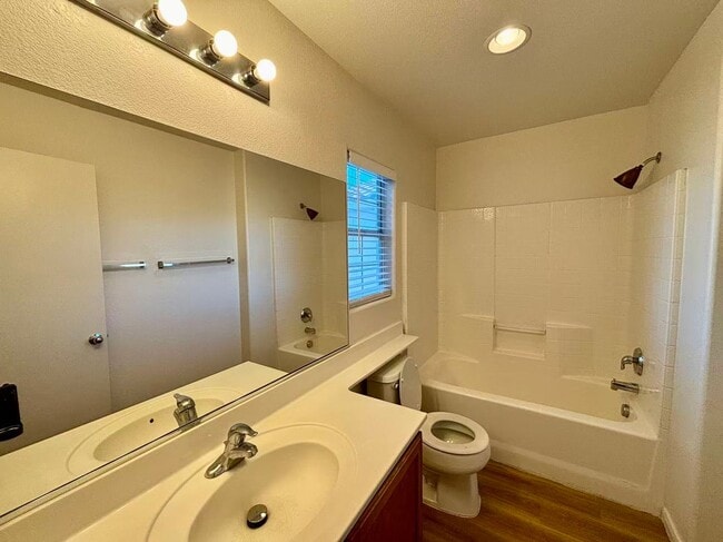 Building Photo - Nice two-story single-family house